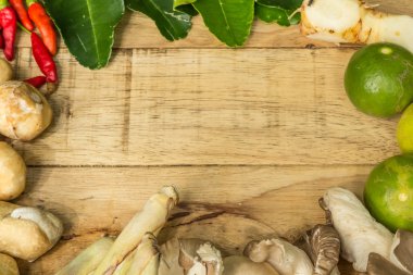 Tay gıda maddeleri olduğunu kireç, mantar, biber ve sebze ahşap arka plan üzerinde