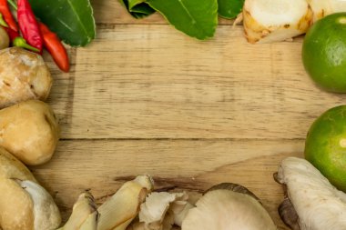 Tay gıda maddeleri olduğunu kireç, mantar, biber ve sebze ahşap arka plan üzerinde