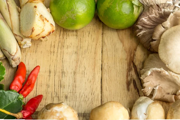 Tay gıda maddeleri olduğunu kireç, mantar, biber ve sebze ahşap arka plan üzerinde