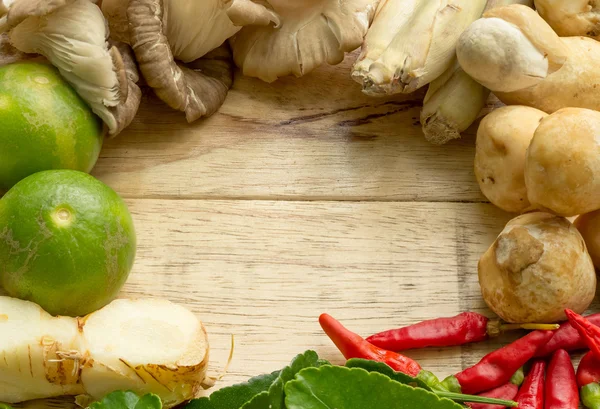 Tay gıda maddeleri olduğunu kireç, mantar, biber ve sebze ahşap arka plan üzerinde