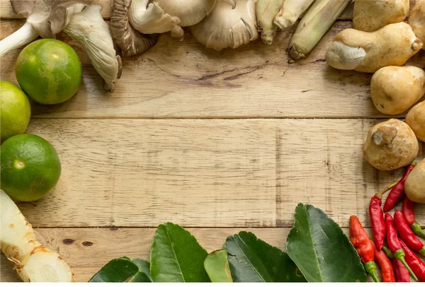 Tay gıda maddeleri olduğunu kireç, mantar, biber ve sebze ahşap arka plan üzerinde