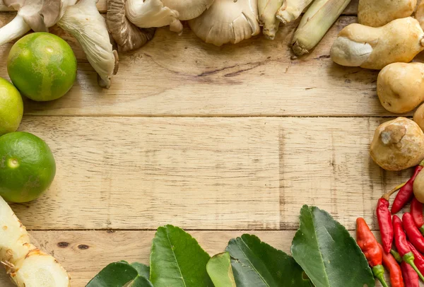 Tay gıda maddeleri olduğunu kireç, mantar, biber ve sebze ahşap arka plan üzerinde