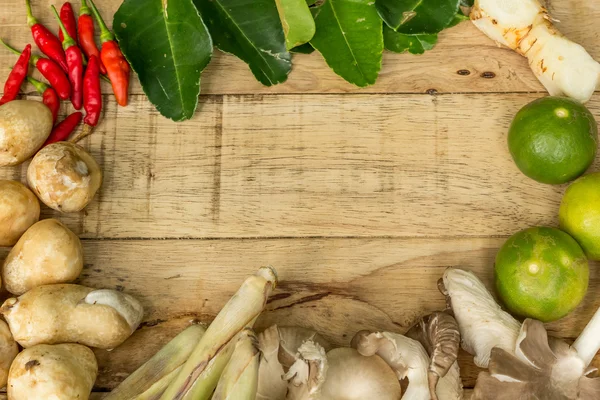 Gli ingredienti alimentari thailandesi sono lime, funghi, peperoncino e verdure su fondo legno — Foto Stock