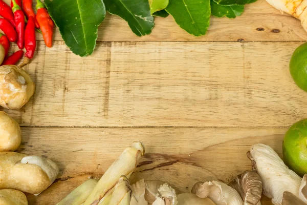 Tay gıda maddeleri olduğunu kireç, mantar, biber ve sebze ahşap arka plan üzerinde