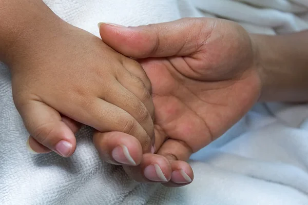 hand daughter and mom sign is love