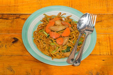 ahşap arka plan üzerinde kızarmış şehriye