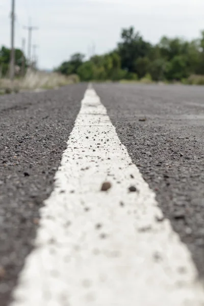 Linea bianca su strada asfaltata da vicino — Foto Stock