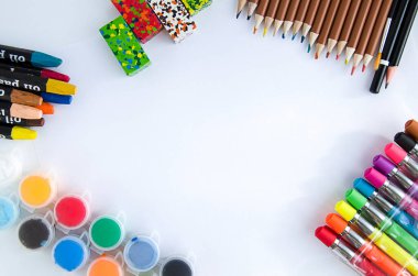 Karanlık bir geçmişi olan bir ofis. Beyaz bir kağıt. Reklam için hafif bir kağıda koyun.