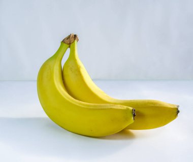 Hafif arka planda iki olgun muz.