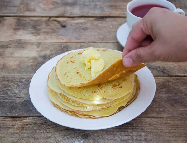 Ein Stapel Pfannkuchen und Tee. Frühstück bei meinen Großmüttern. — Stockfoto