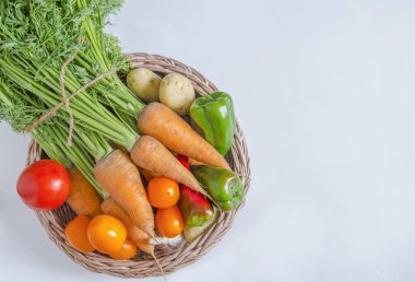 Hafif arka planda bir grup taze sebze..