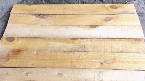 Les planches de bois sont brûlées par le feu. — Video