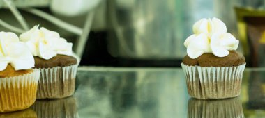 Kremalı lezzetli çikolatalı kekler..