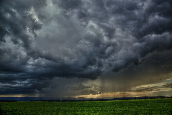 Dramatisk scen - äng med moln och regn — Stockfoto