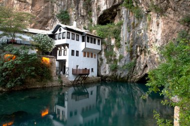 Küçük bir köy Blagaj Buna bahar ve Bosna ve Hersek'teki şelale