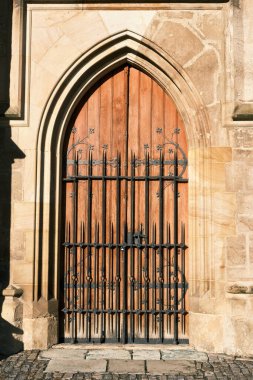 Eski bir ev kapısı.