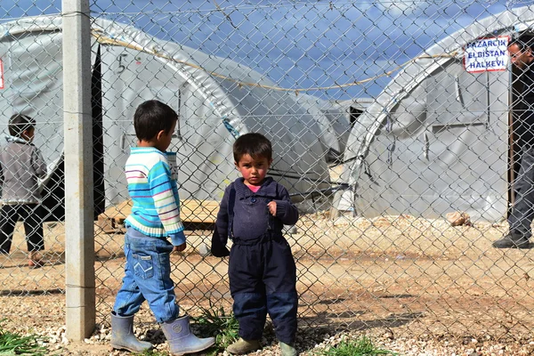 Pessoas no campo de refugiados — Fotografia de Stock