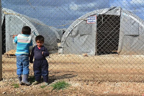 Personas en el campo de refugiados —  Fotos de Stock