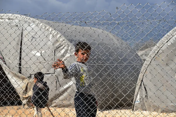 Persone nel campo profughi — Foto Stock