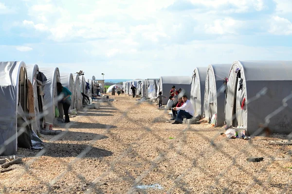 Persone nel campo profughi — Foto Stock