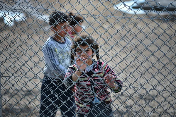Люди в лагере беженцев — стоковое фото