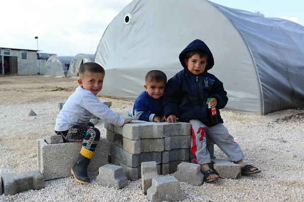 Pessoas no campo de refugiados — Fotografia de Stock