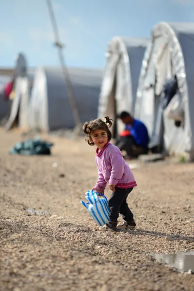 Люди в таборі біженців — стокове фото