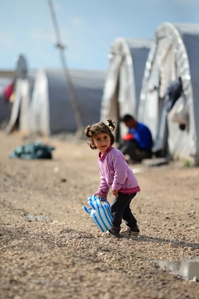 Personas en el campo de refugiados —  Fotos de Stock