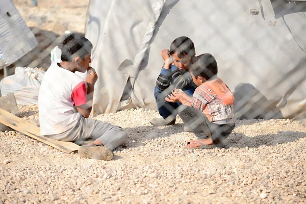 Pessoas no campo de refugiados — Fotografia de Stock