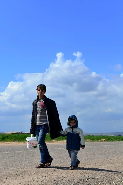 Pessoas no campo de refugiados — Fotografia de Stock