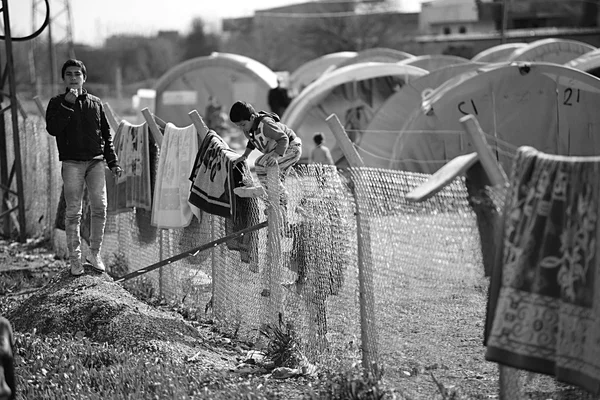 Pessoas no campo de refugiados — Fotografia de Stock