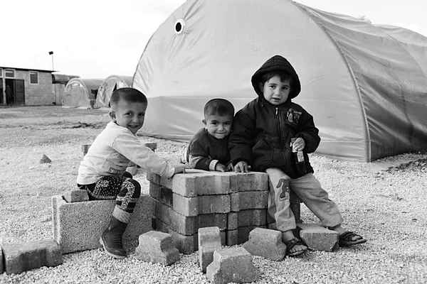 Pessoas no campo de refugiados — Fotografia de Stock