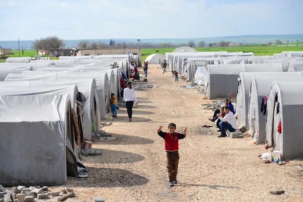 Pessoas no campo de refugiados — Fotografia de Stock