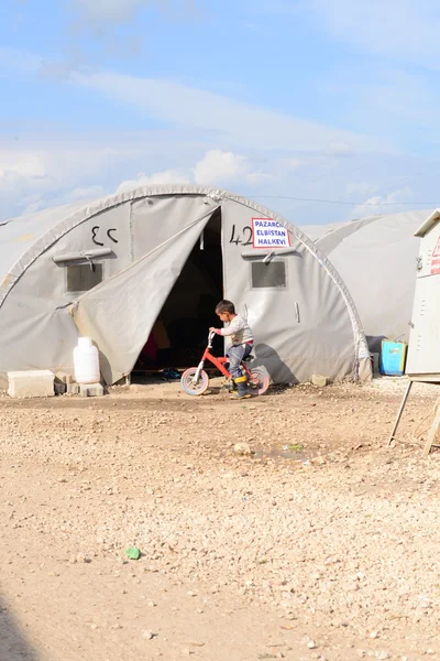 Люди в таборі біженців — стокове фото