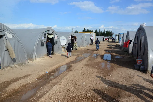 Pessoas no campo de refugiados — Fotografia de Stock