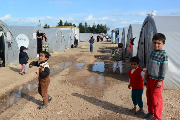 Pessoas no campo de refugiados — Fotografia de Stock