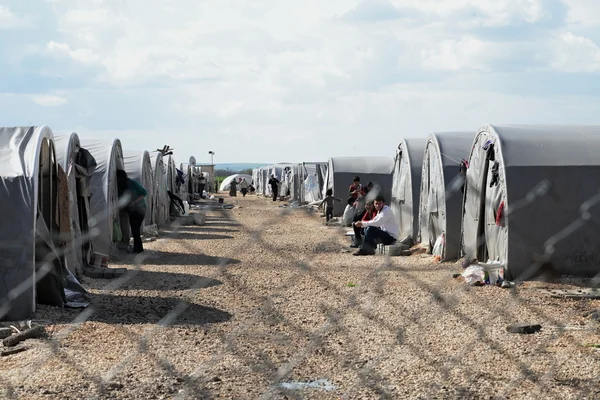 Persone nel campo profughi — Foto Stock