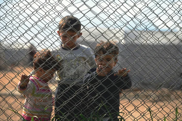 Люди в лагере беженцев — стоковое фото