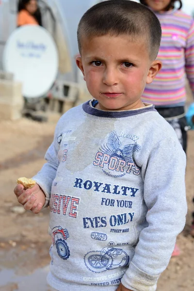 Pessoas no campo de refugiados — Fotografia de Stock