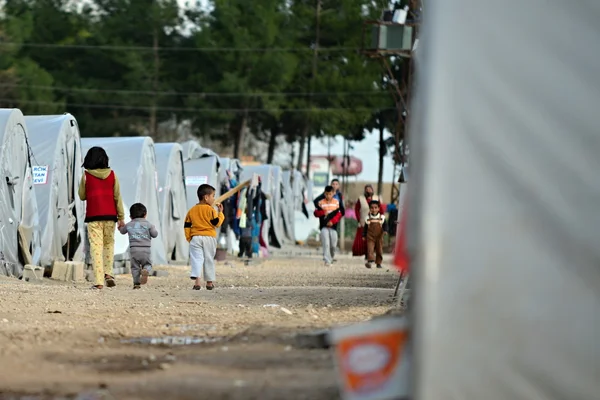 Emberek menekülttáborban — Stock Fotó