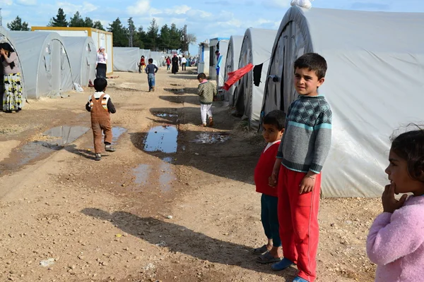 Persone nel campo profughi — Foto Stock