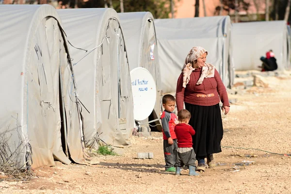Personas en el campo de refugiados —  Fotos de Stock