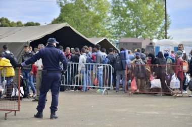 Opatovac içinde mülteci kampına giren mülteci