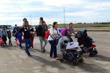 Opatovac içinde mülteci kampına giren mülteci