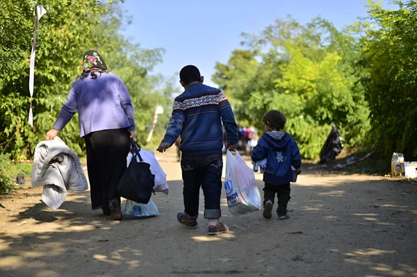 Flüchtlinge in Babska (serbisch-kroatische Grenze)) — Stockfoto