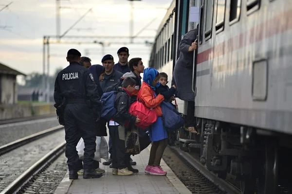 Refugees in Tovarnik (Serbian - Croatina border) — Stock Photo, Image