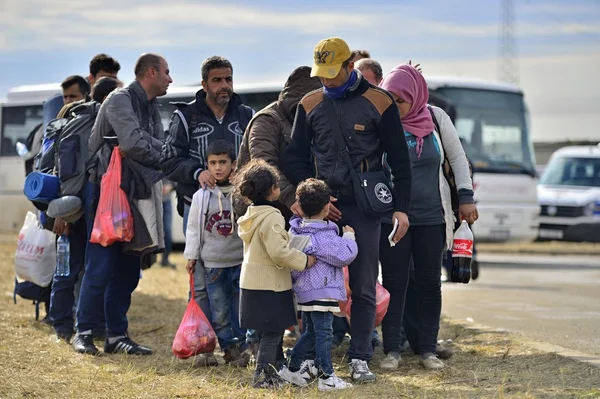 Refugees entering refugee camp in Opatovac — Stock Photo, Image