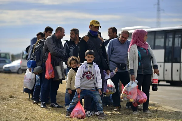 Refugiados que entram no campo de refugiados em Opatovac — Fotografia de Stock