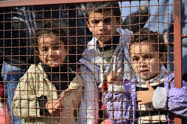 Refugees entering refugee camp in Opatovac — Stock Photo, Image