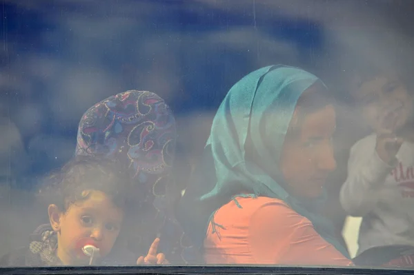 Refugees entering refugee camp in Opatovac — Stock Photo, Image